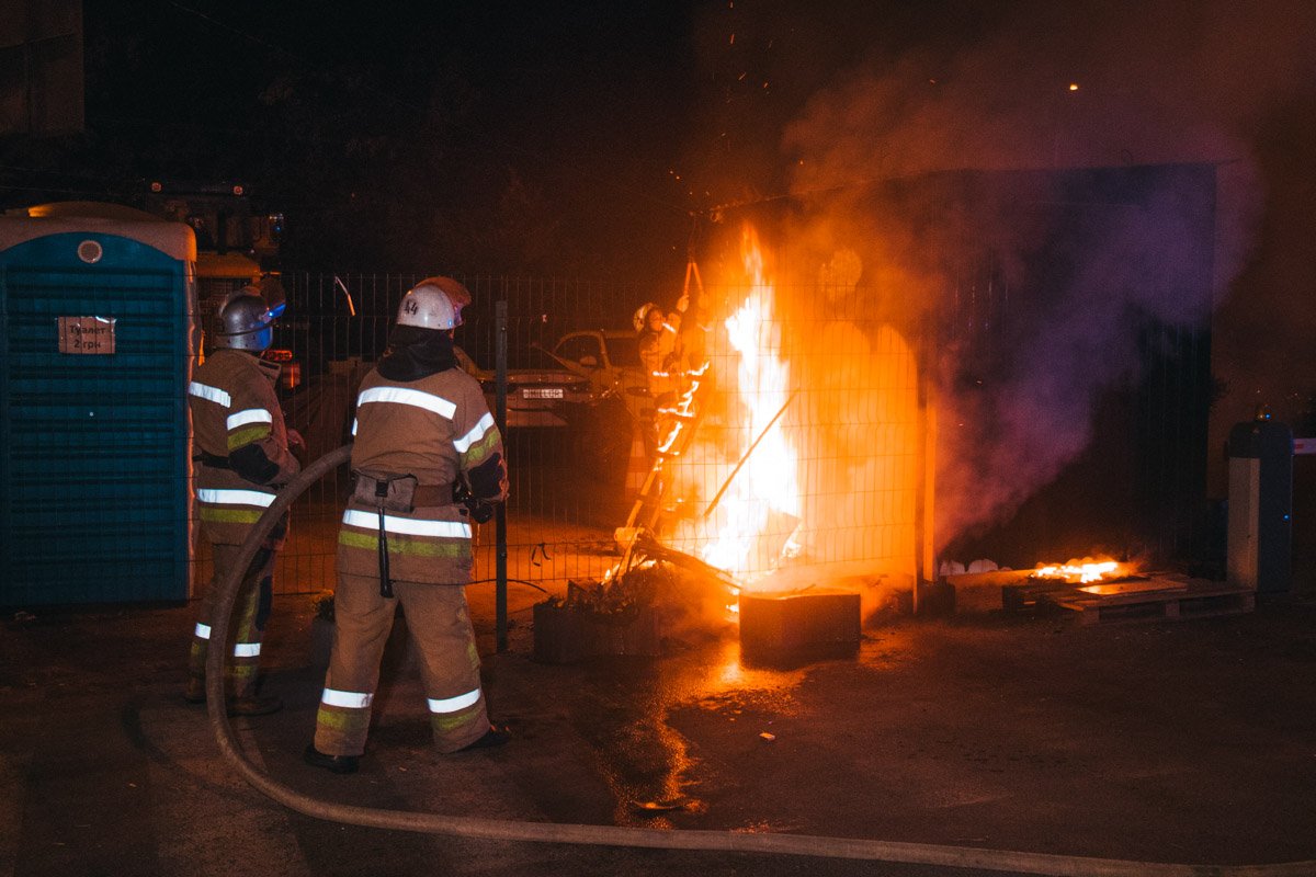 По словам охранника, он находился в вагончике, когда услышал хлопок
