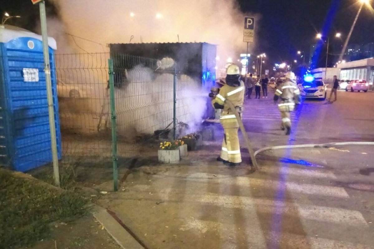 На данный момент они опрашивают свидетелей и занимаются поисками поджигателей