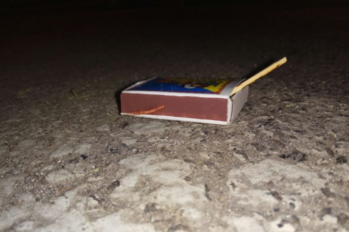 В трех метрах от очага возгорания был найден новый коробок со спичками, на терке которого был явно виден один след от спички