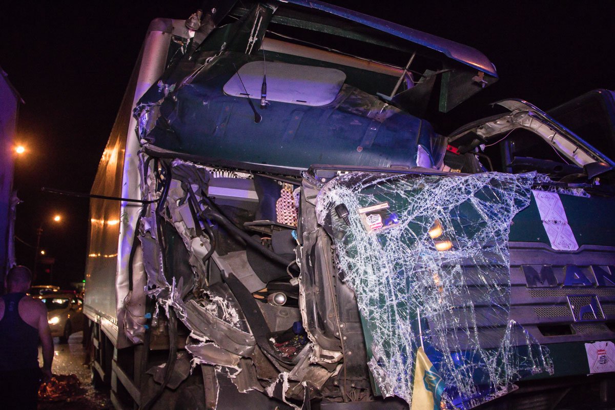 В результате аварии, у тягача MAN полностью разворотило кабину