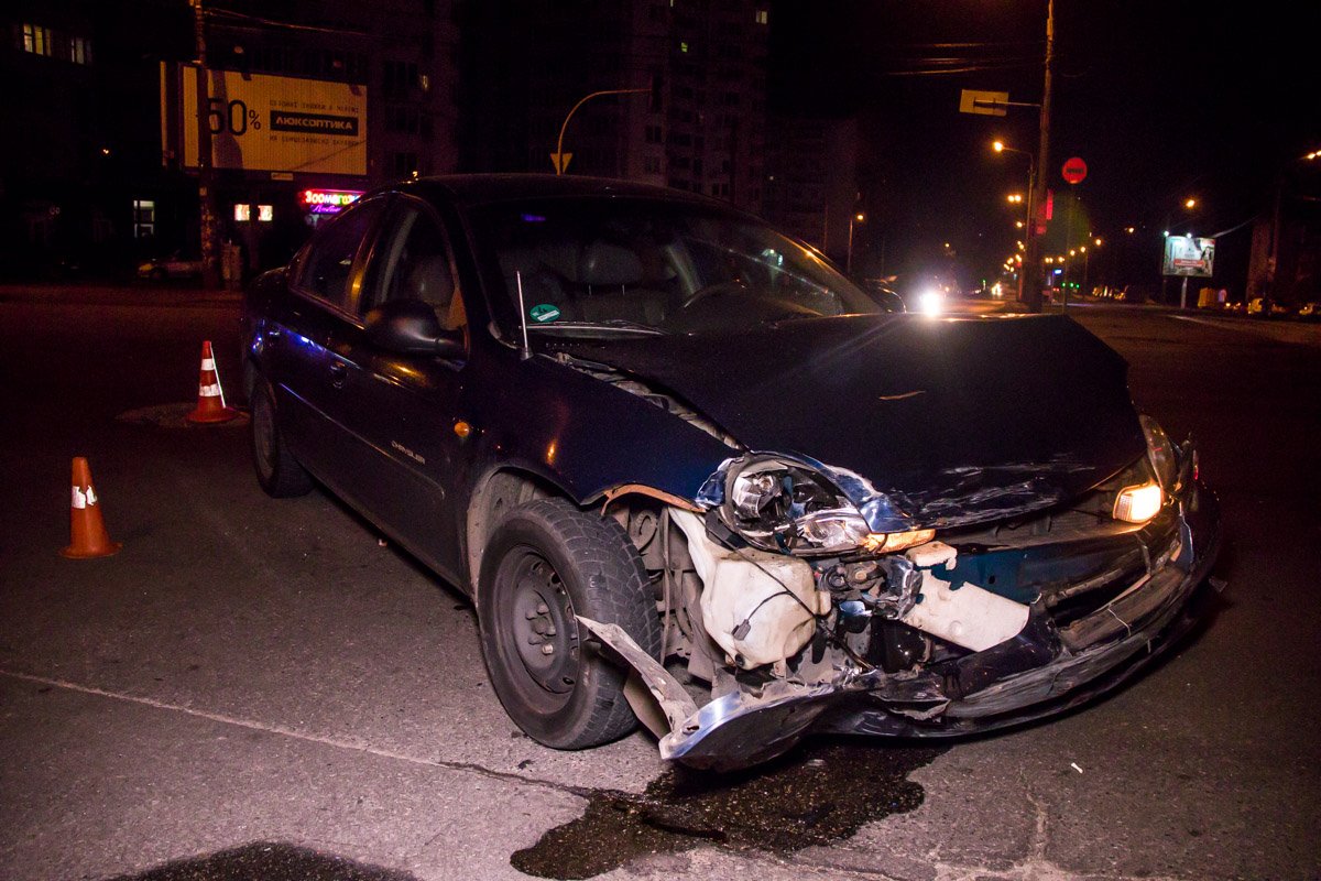 В результате аварии кузов Ford получил серьезные повреждения, у Chrysler разбита передняя часть