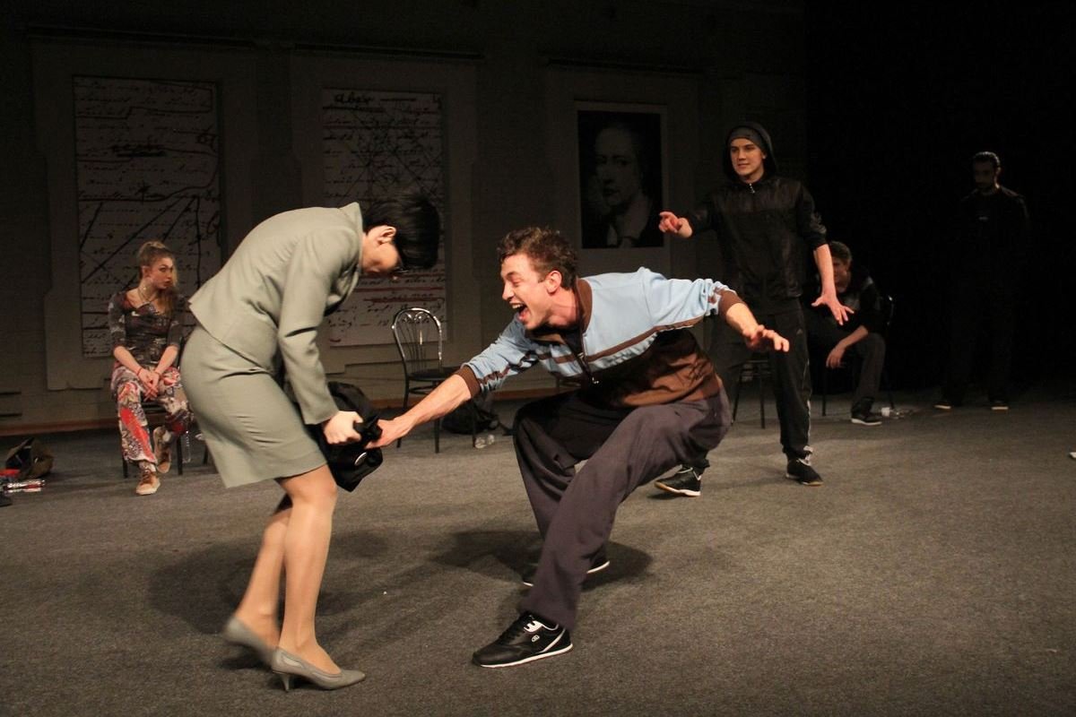 Спектакль ориентирован на публику не моложе 14 лет