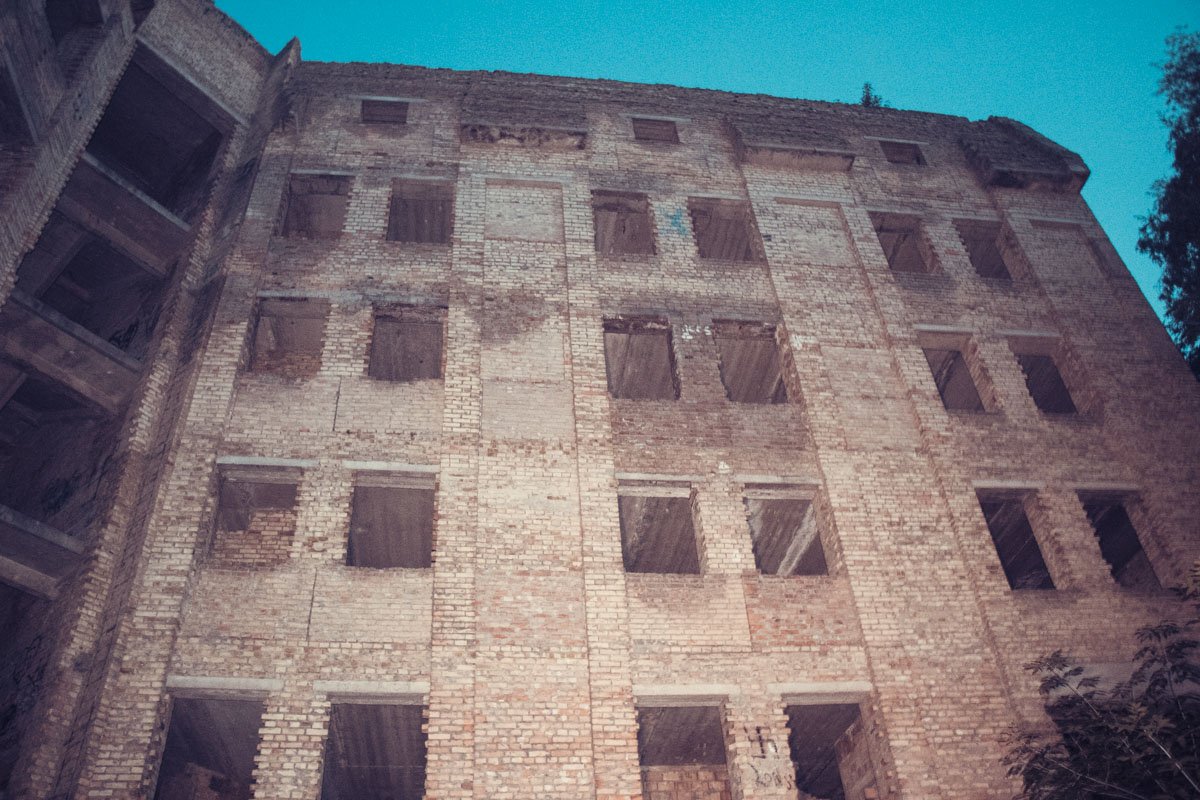 16 июля в Киеве на улице Кирилловской, 103 с крыши недостроенного здания выпал 16-летний парень