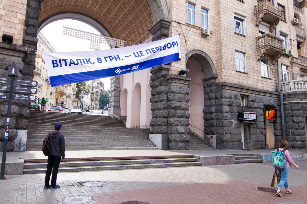 Все прохожие оборачиваются, некоторые даже останавливаются рядом Все прохожие оборачиваются, некоторые даже останавливаются рядом