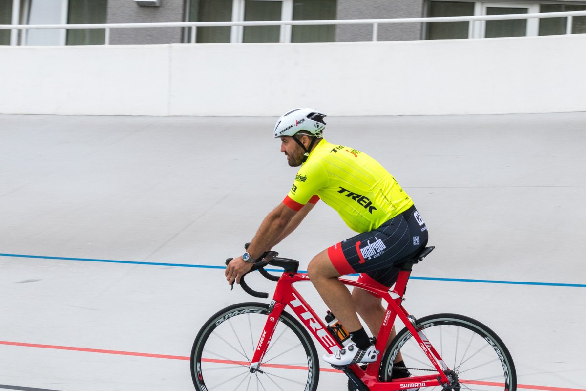 Велосипедист провел показательную тренировку 