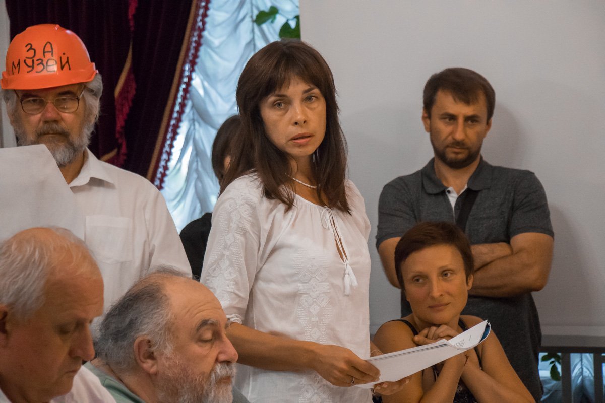 Общественники с плакатами зашли на заседание ученого совета управления защиты культурного наследия