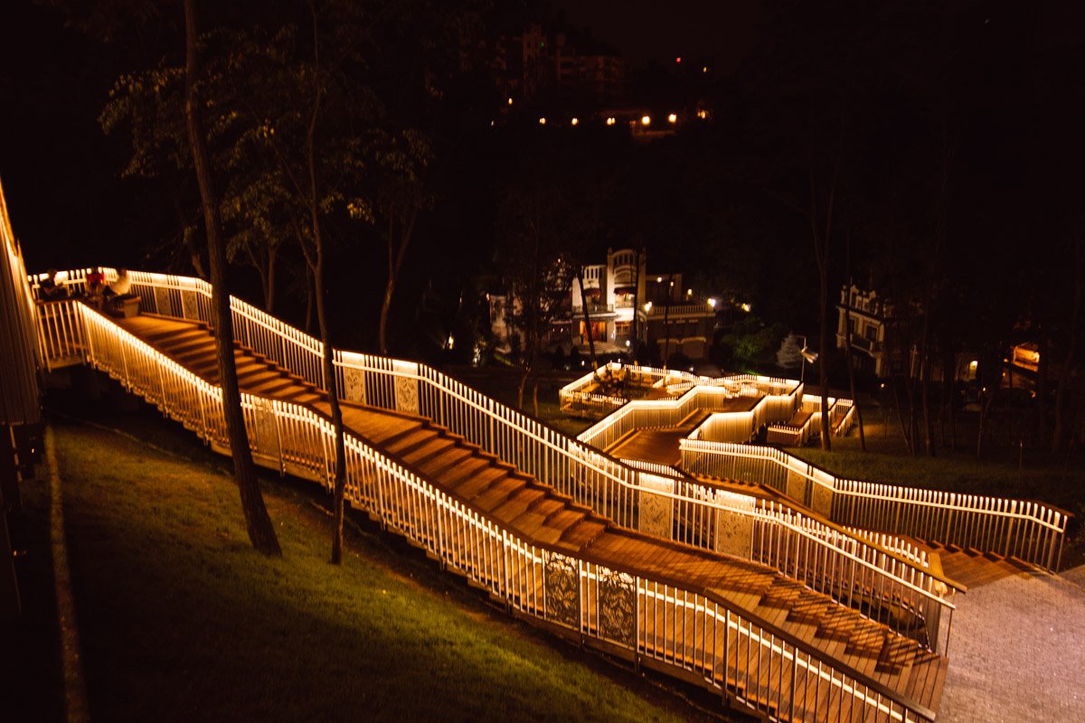 Может это и к лучшему: вместо того, чтобы смотреть в экран смартфона, можно разглядывать красоту вокруг