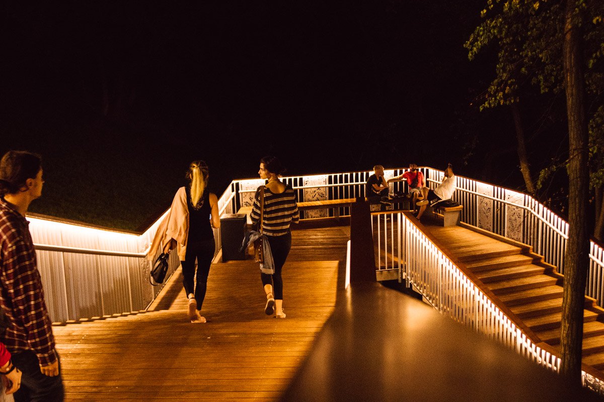 Люди здесь гуляют даже ночью