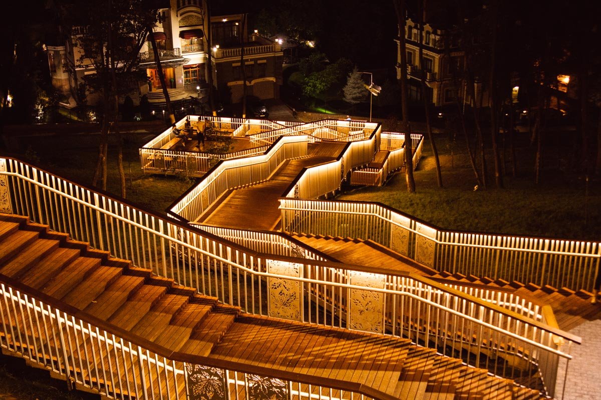 Длина лестницы - более 200 метров