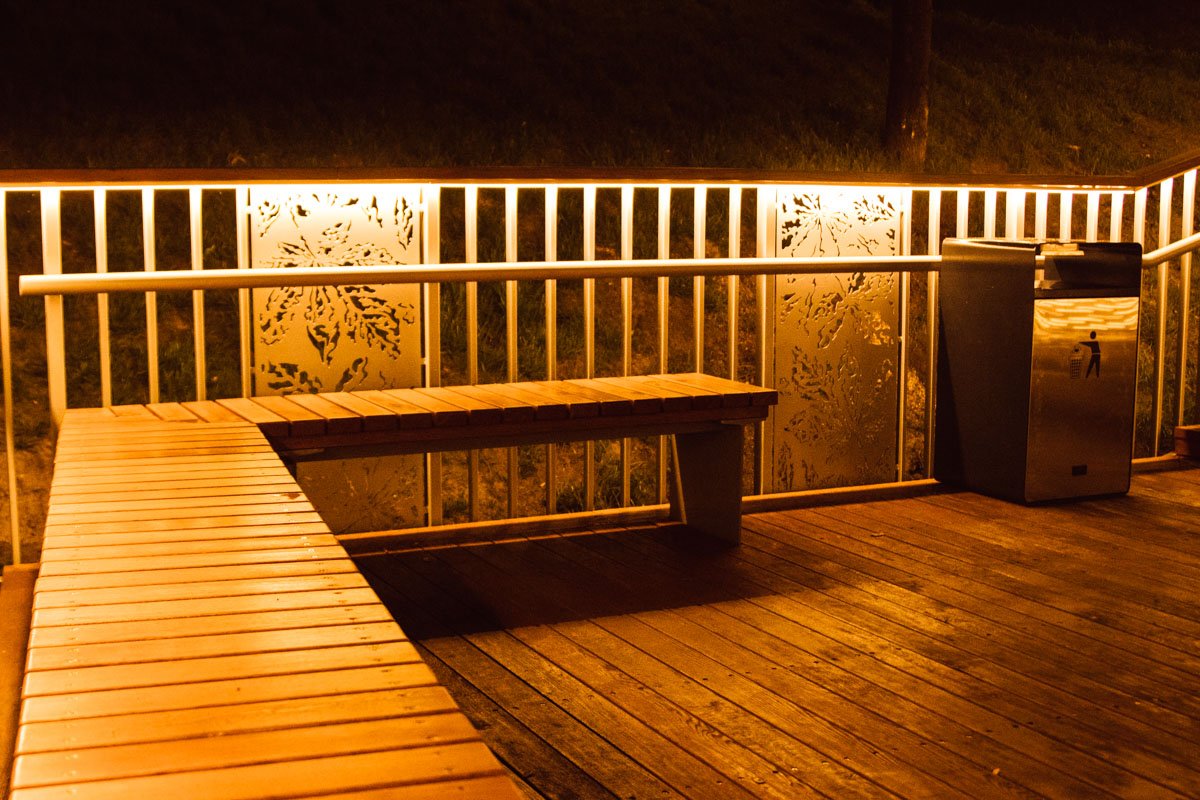 На лестнице оборудованы зоны отдыха с лавочками и урнами