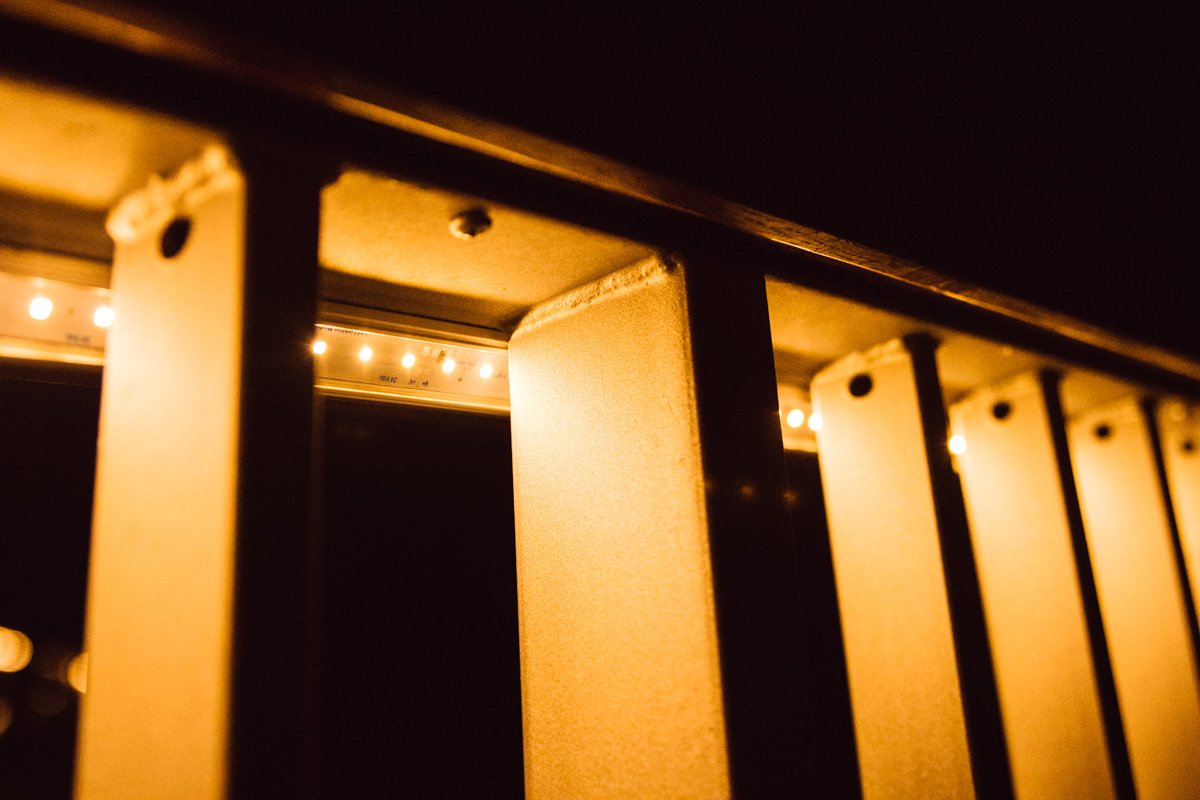 Маленькие лампочки "спрятались" под перила 