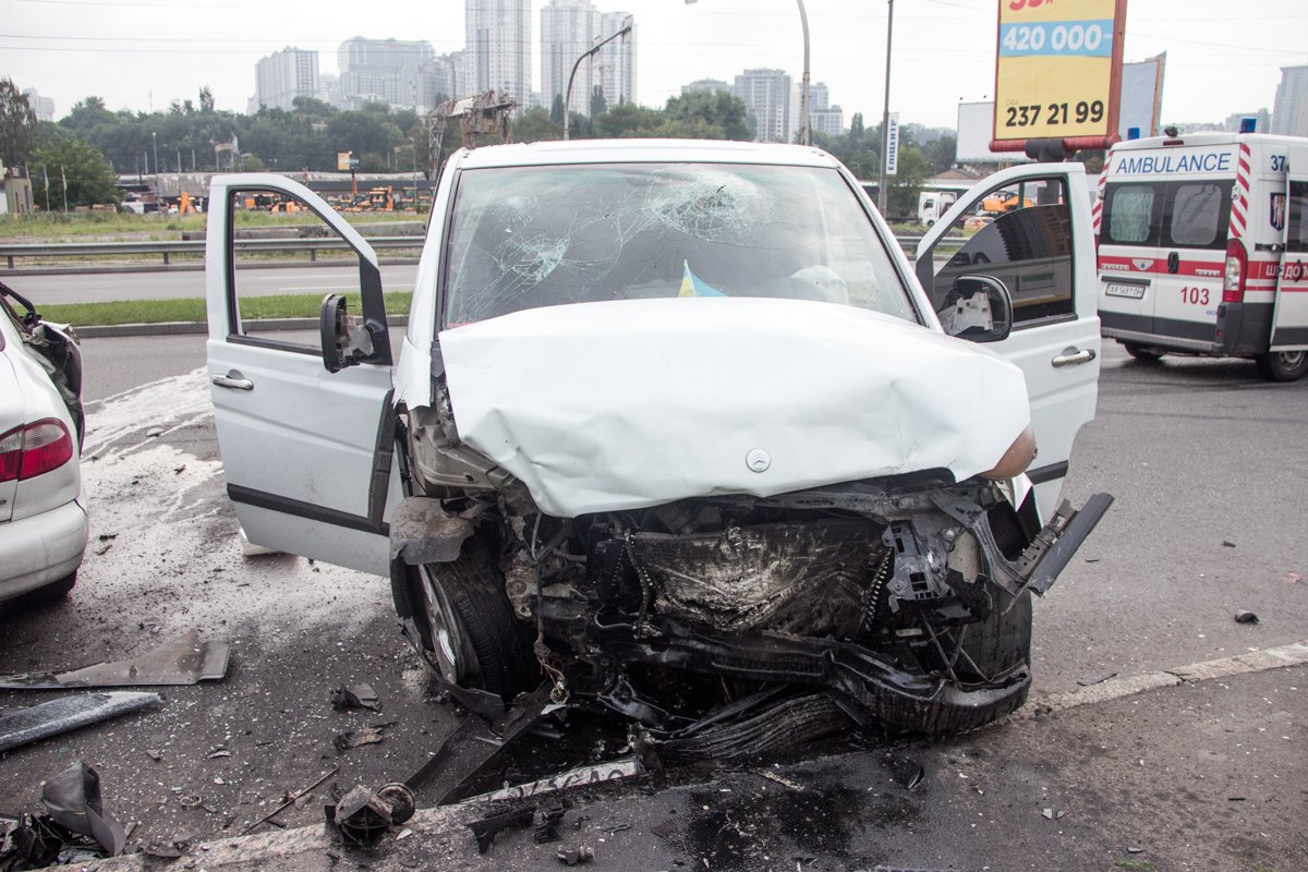 Столкнулись Daewoo Lanos и Mercedes Vito