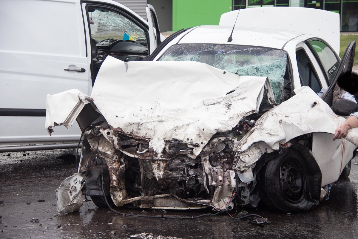 Их тела спасателям пришлось вырезать из машины спецсредствами