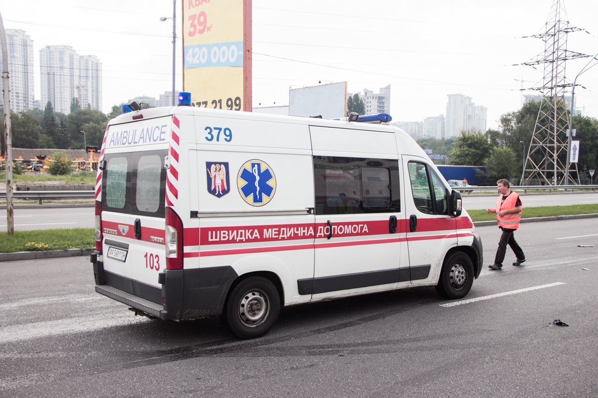 На место оперативно прибыли патрульная полиция, три кареты скорой помощи и ГСЧС