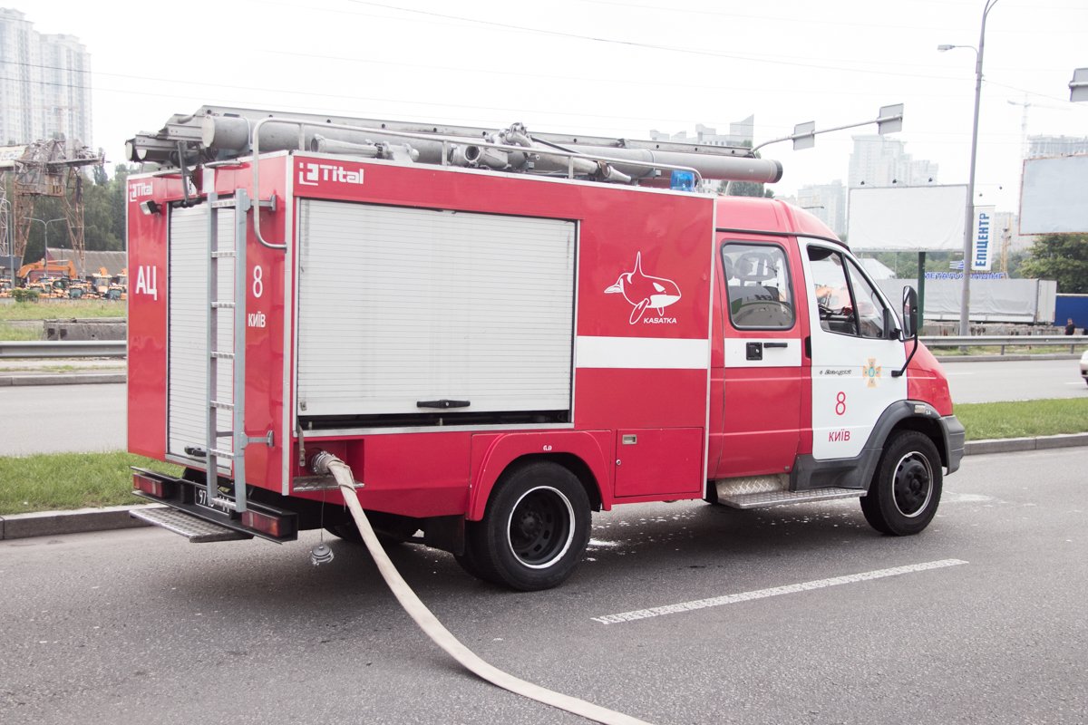 Из автомобиль Daewoo шел дым, поэтому пожарные принялись тушить транспортное средство 