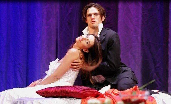 Авантюрная комедия с эротическим акцентом по пьесе итальянского драматурга Эдуардо де Филиппо