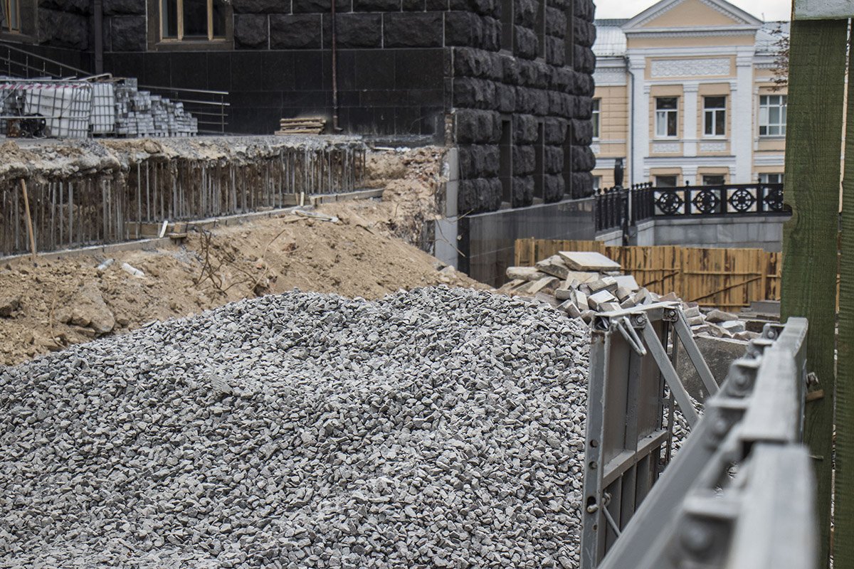 Возле Кабмина все перекопано Возле Кабмина все перекопано