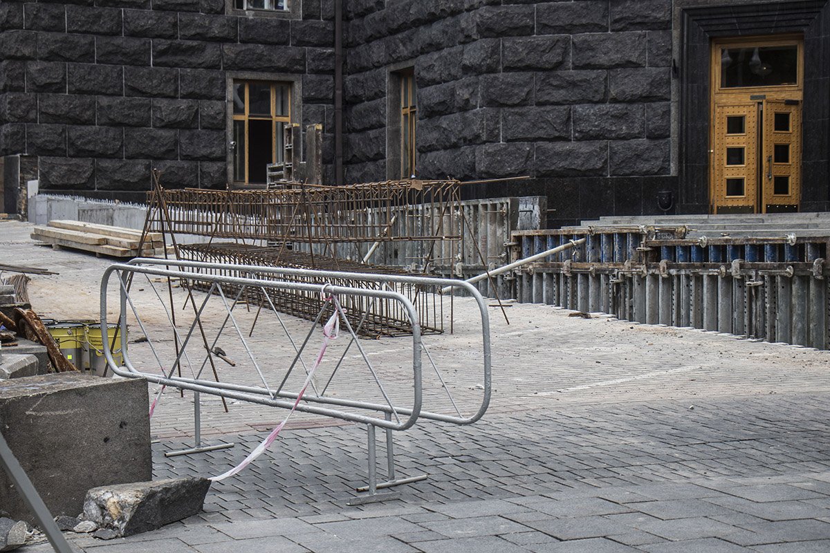 Везде стоят ограждения Везде стоят ограждения