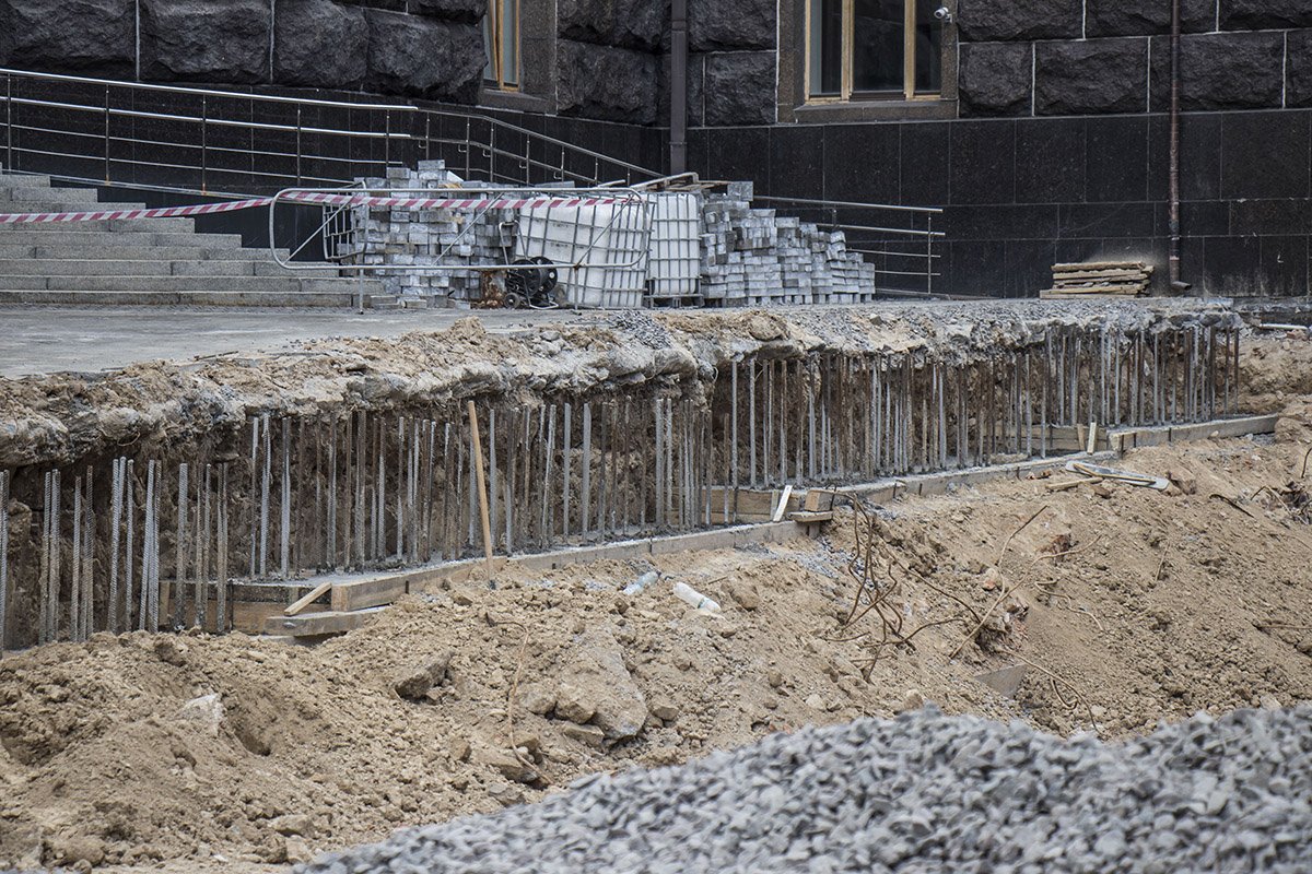 Новую плитку будут укладывать уже после более глобальных работ Новую плитку будут укладывать уже после более глобальных работ