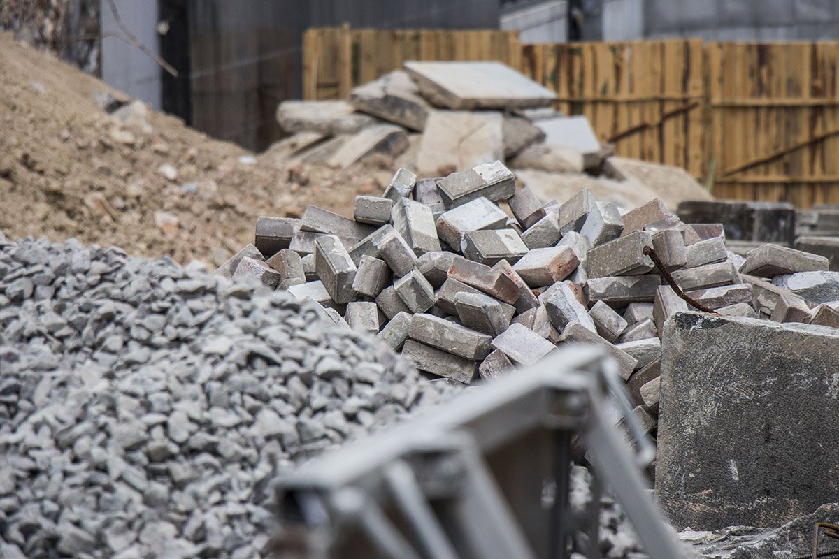 По всей территории лежат стройматериалы По всей территории лежат стройматериалы