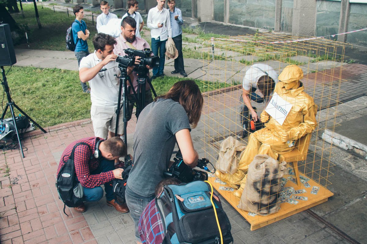 Кукла в берете, строительном комбинезоне и кроссовках выкрашена золотой краской