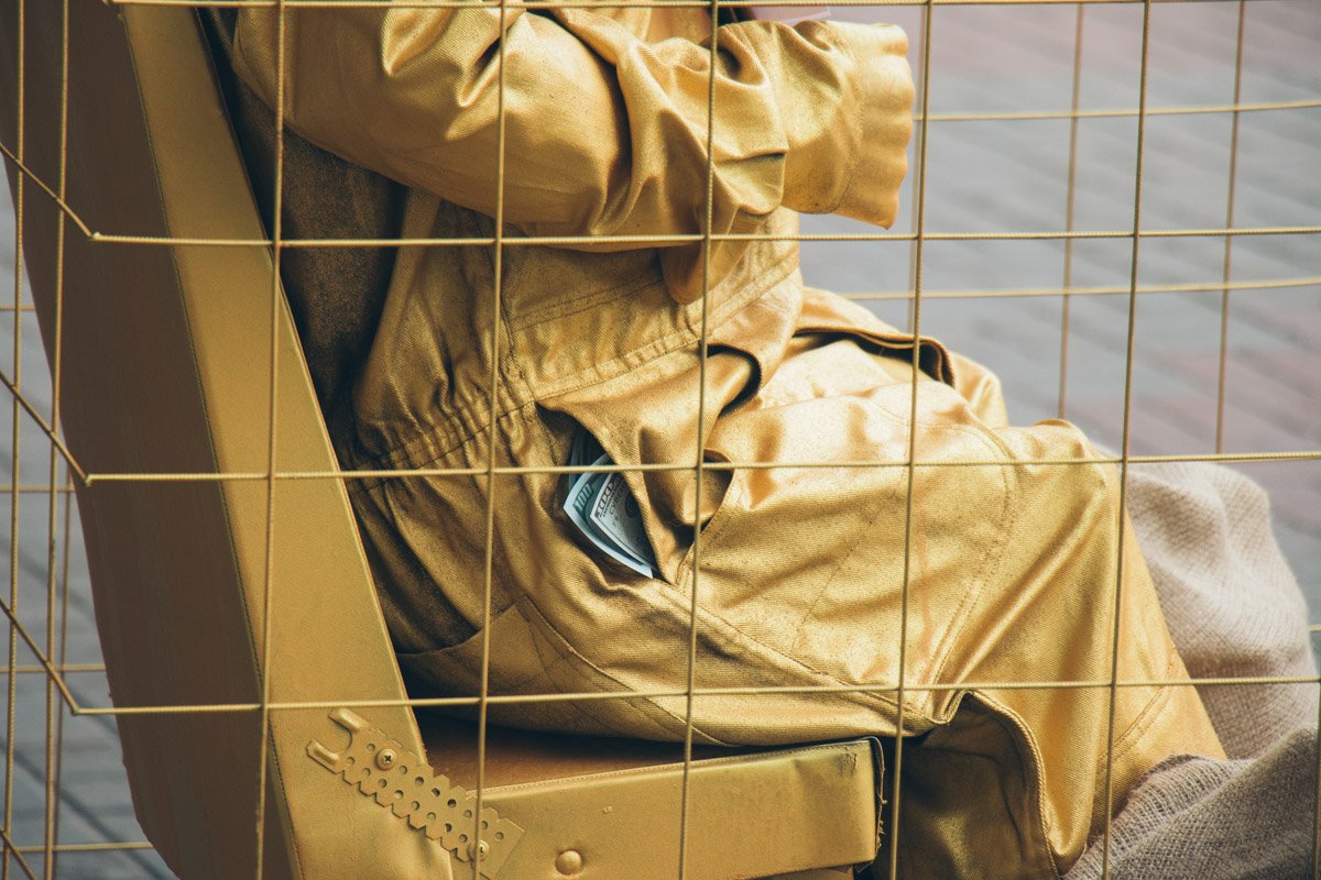 Из карманов у нее торчат купюры