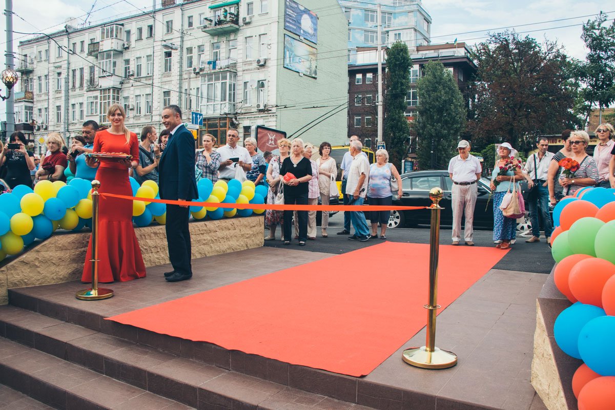 Сквер расположен на перекрестке проспекта Вячеслава Черновола и улицы Сечевых Стрельцов