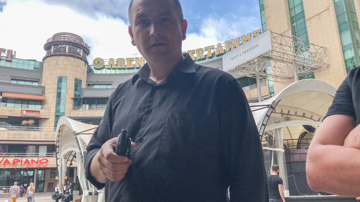 К одному парню подошли сразу 3 охранника с требованиями покинуть диван К одному парню подошли сразу 3 охранника с требованиями покинуть диван