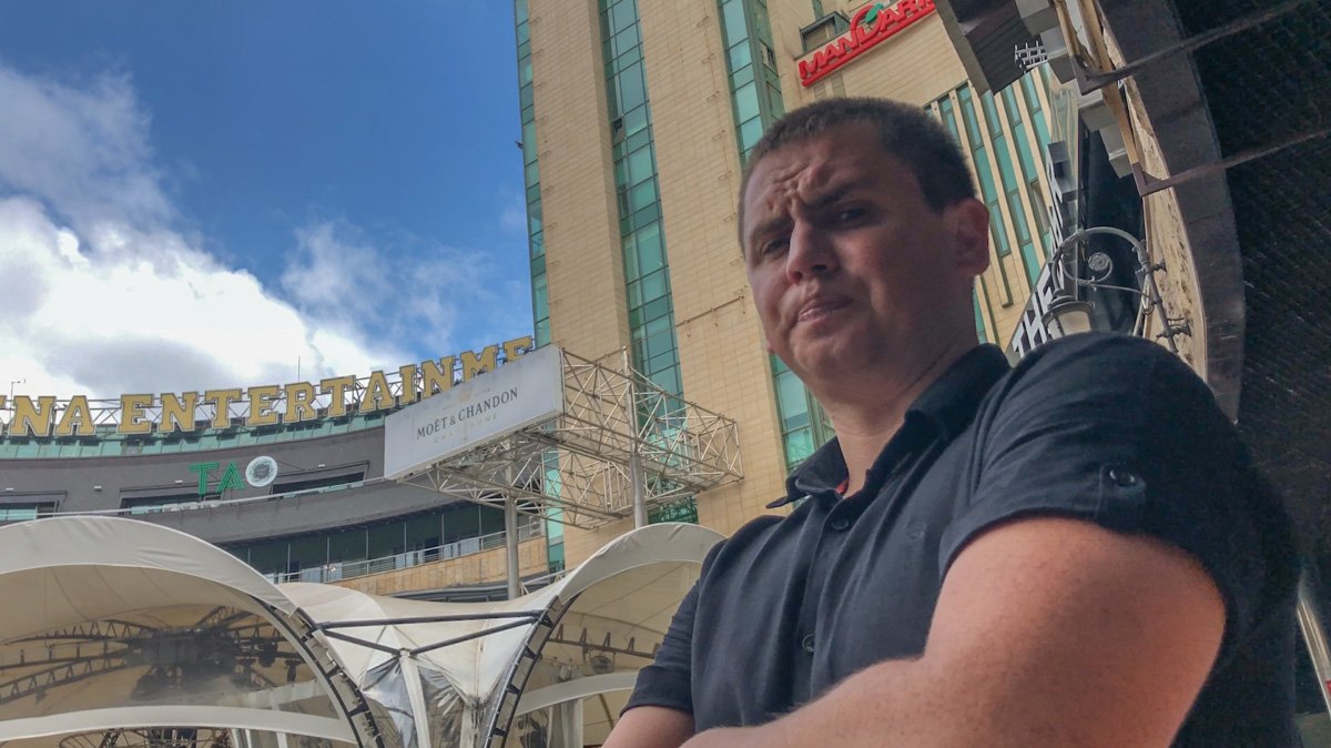 На просьбу представиться мужчины никак не отреагировали На просьбу представиться мужчины никак не отреагировали