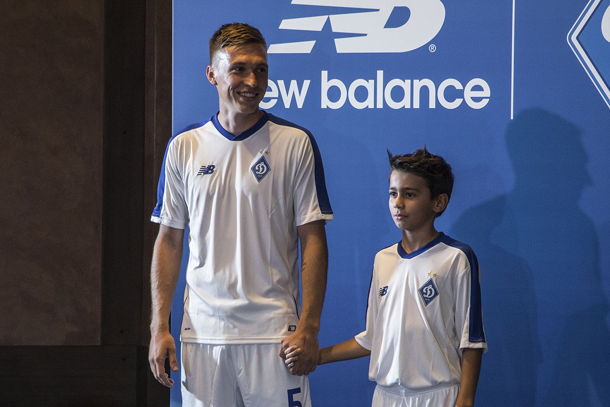 Экипировку предоставила фирма New Balance. На фотографии - основная форма 