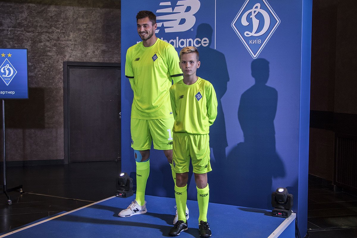 На презентации новой формы присутствовала почти вся команда, а также тренерский штаб и легенды клуба. На фотографии - вратарская экипировка