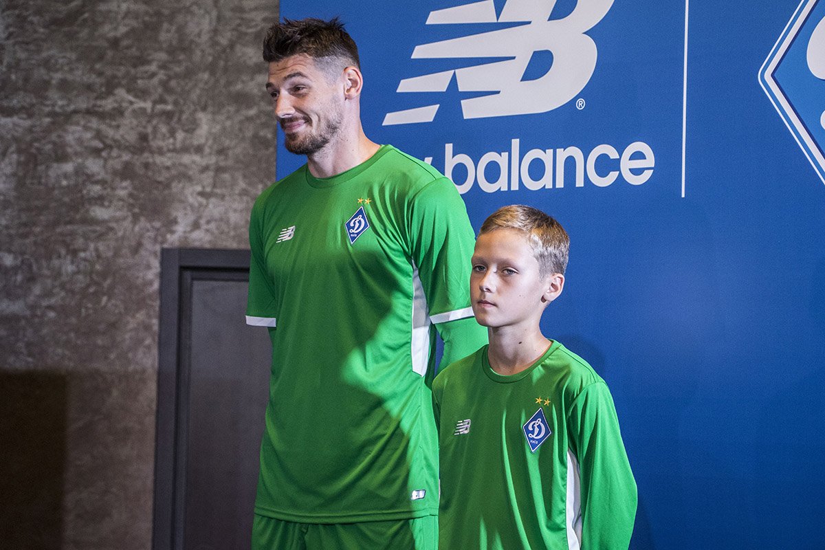  До этого у «бело-синих» с 1996 года был контракт с фирмой Adidas