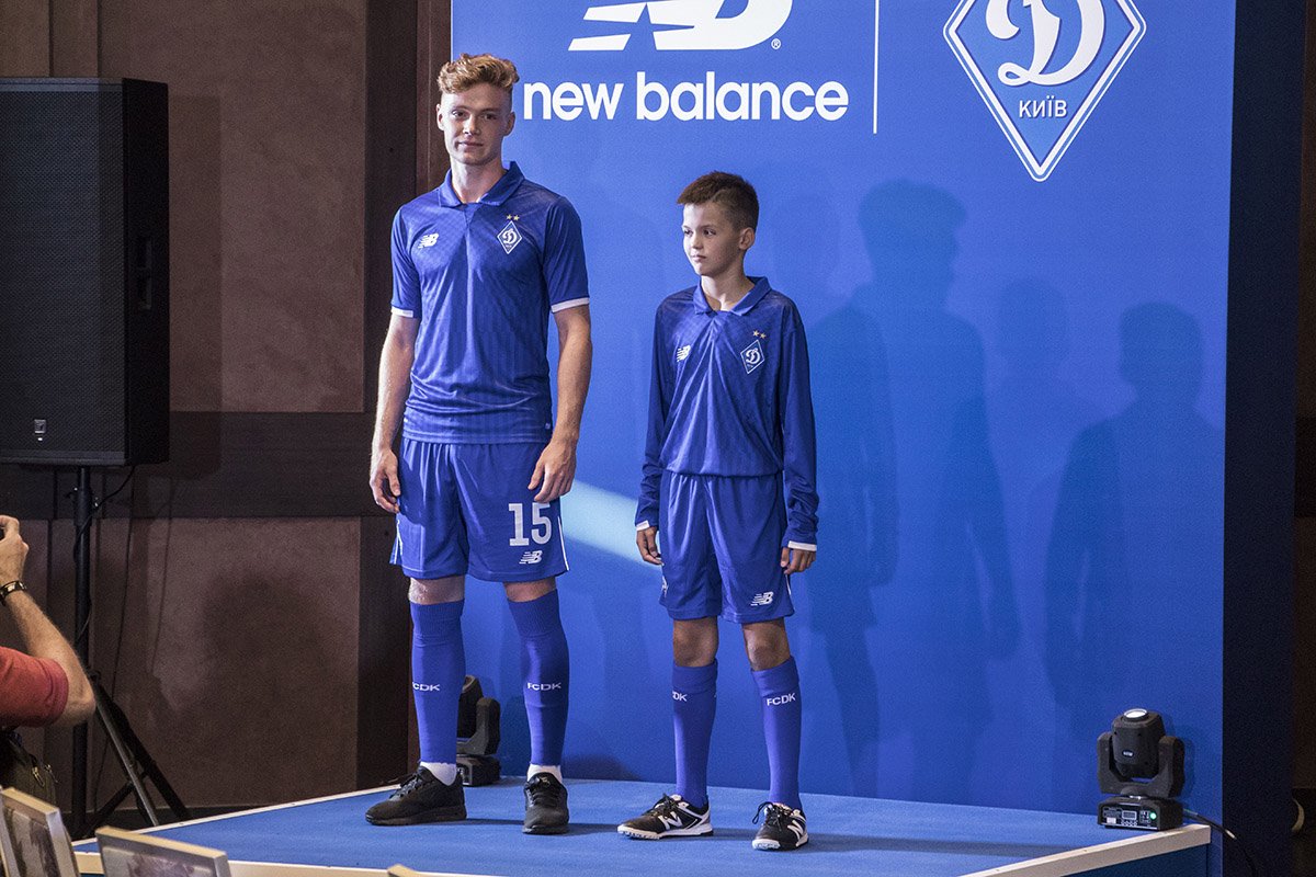 Новая форма представлена в традиционных для киевлян цветах – бело-синем для основного комплекта и просто синем для выездного