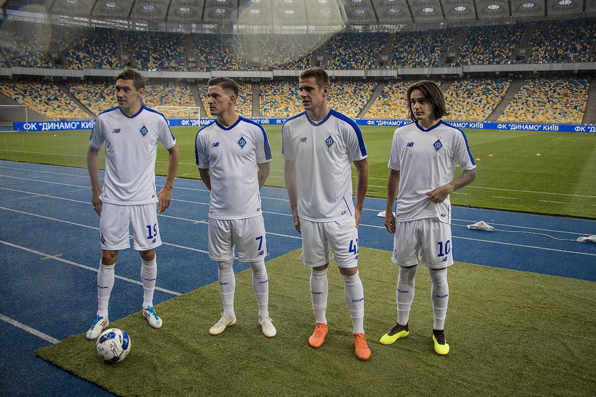 После официальной презентации все футболисты вышли на поле показать новую форму болельщикам 