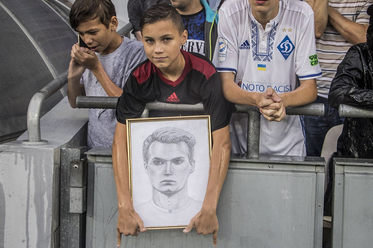 Маленькие болельщики показали свою любовь кумирам прямо на поле 