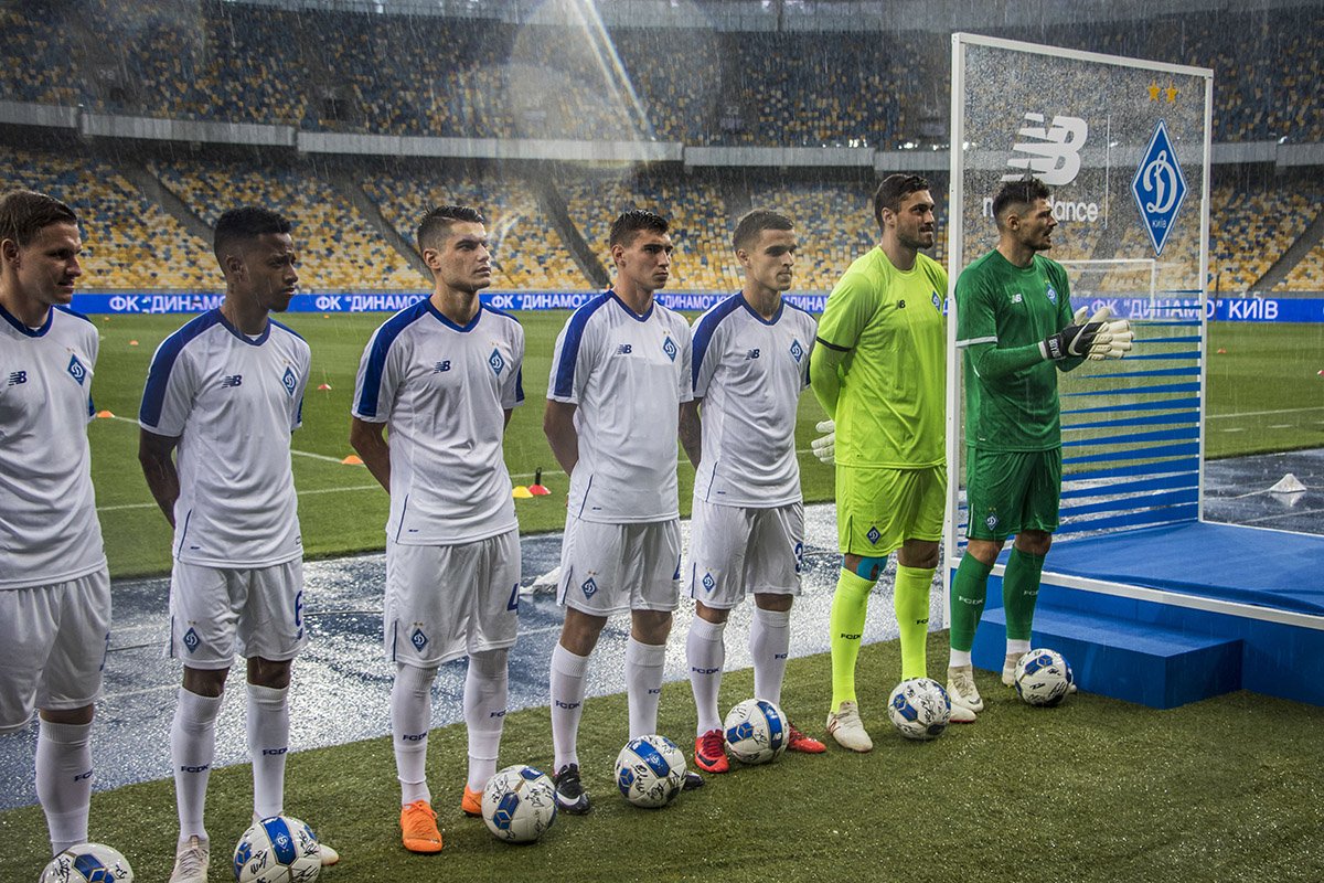 Футболисты выбили мячи с автографами на трибуны к болельщикам 