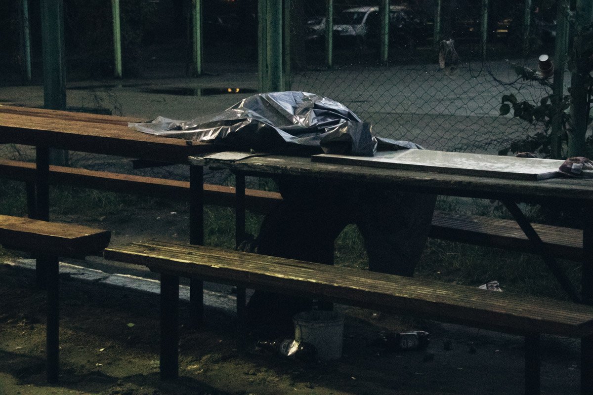  Он умер, сидя за столом, во дворе жилого дома