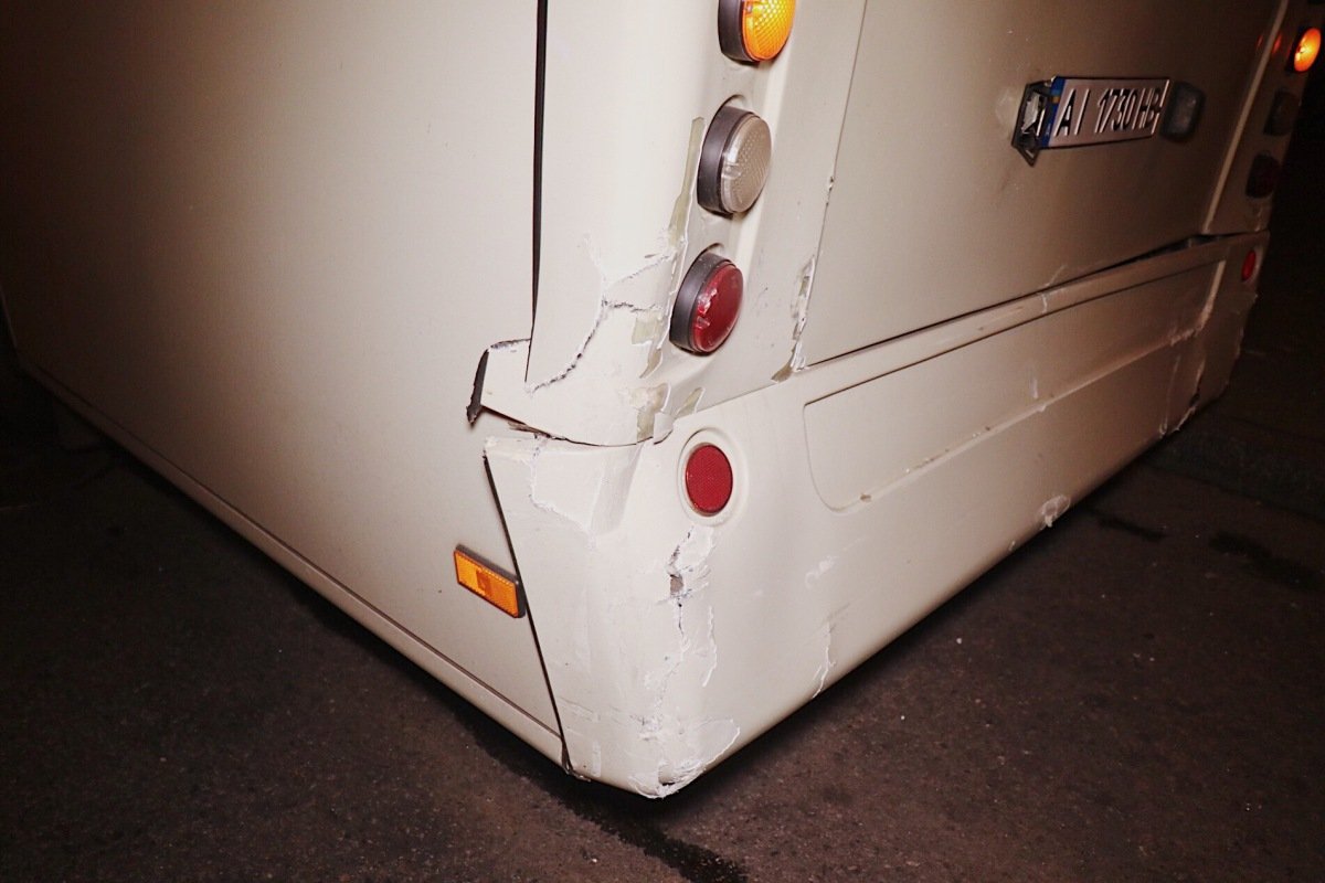 Основной удар пришелся в Fabia, она врезалась в маршрутку, после чего вылетела с проезжей части на пустырь за остановкой Основной удар пришелся в Fabia, она врезалась в маршрутку, после чего вылетела с проезжей части на пустырь за остановкой