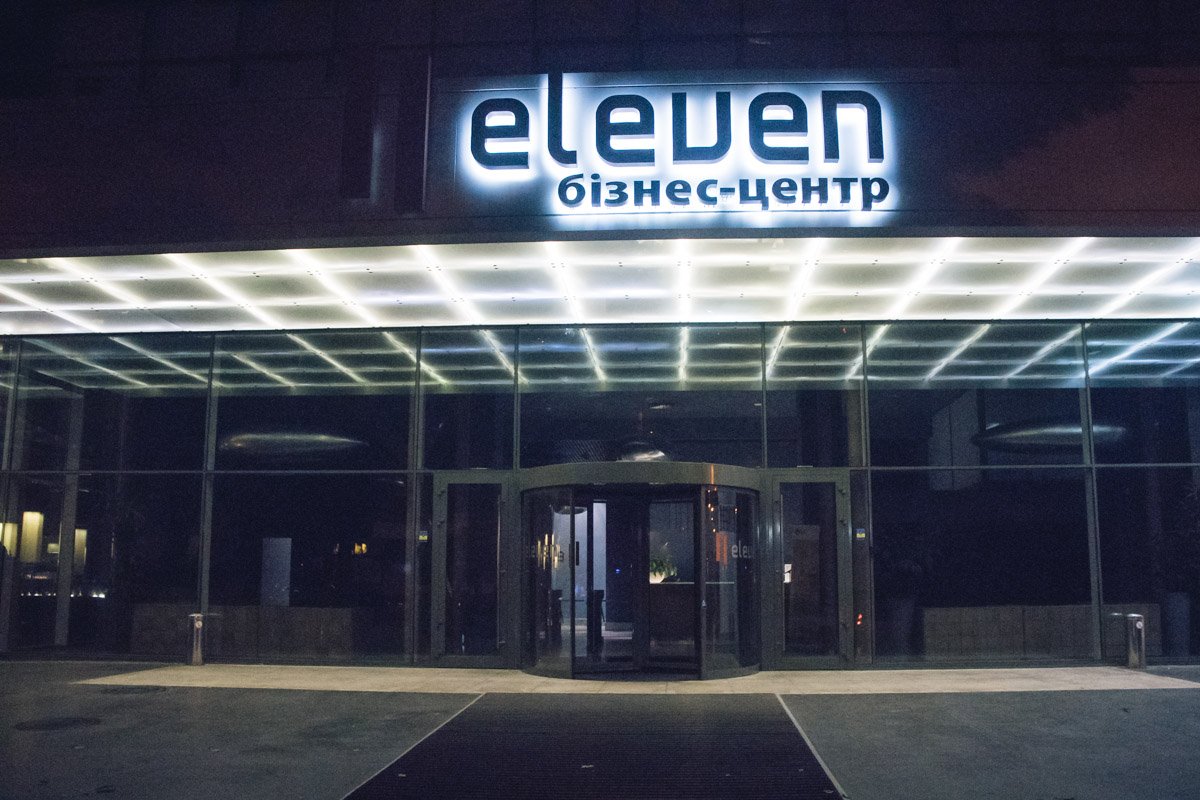  Он находится в бизнес-центре Eleven на четвертом этаже