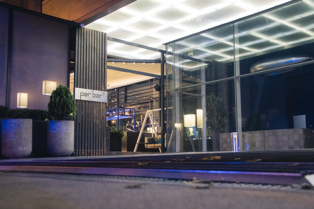 Однако в здании бизнес-центра на первом этаже располагается Par Bar, который работает круглосуточно