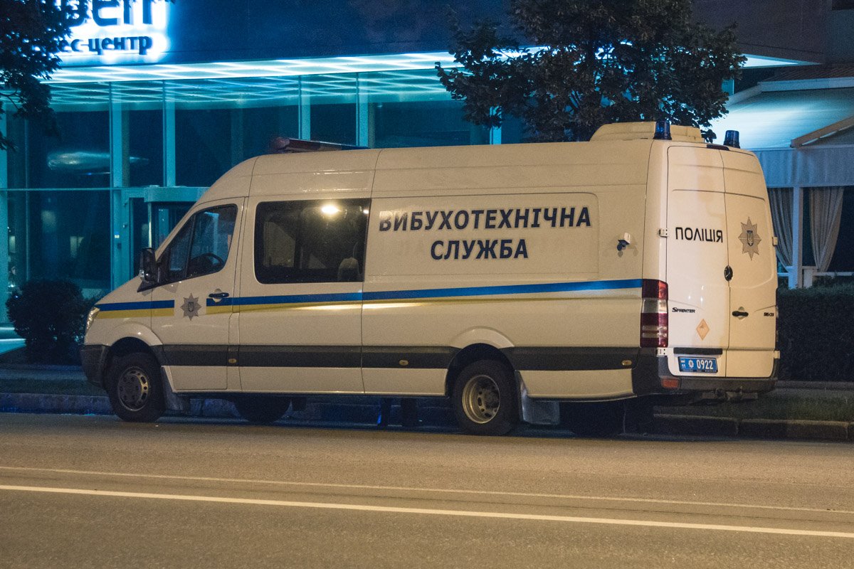 Взрывотехники и кинологи обследовали помещение офиса на наличие взрывчатки