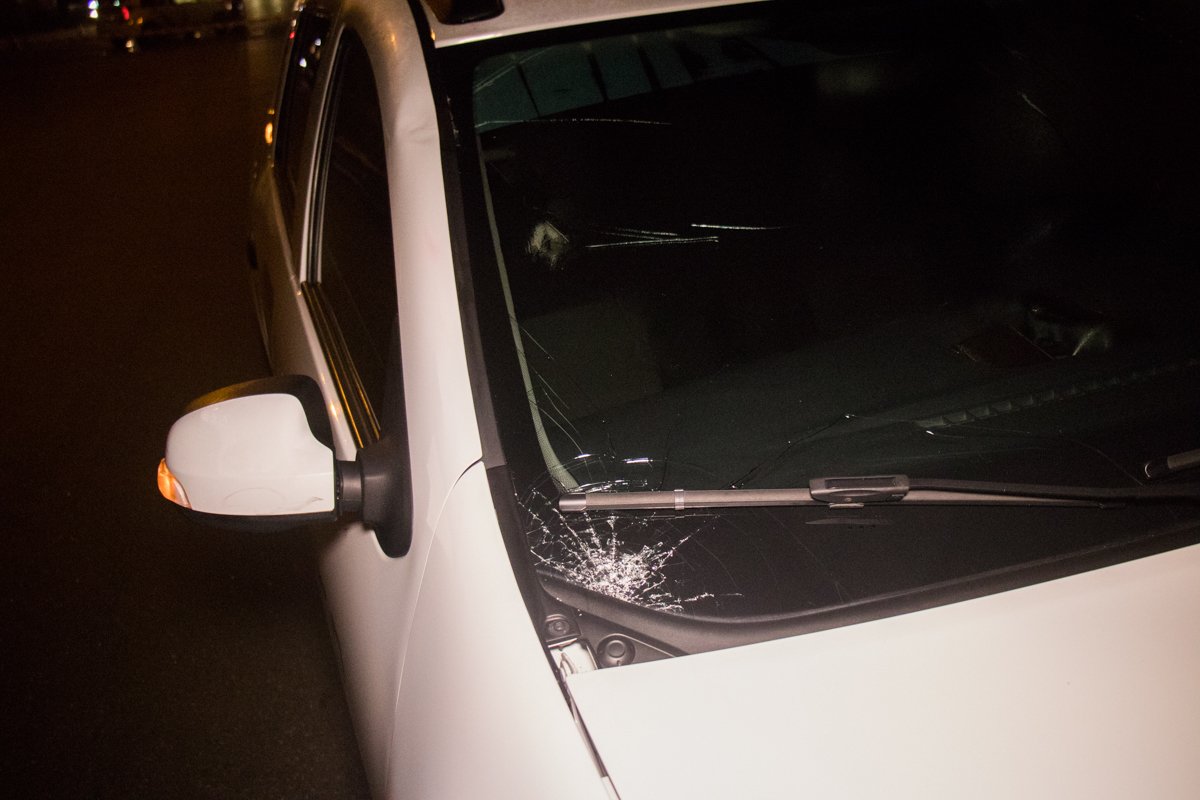 В ночь на 19 июля в Киеве на улице Гната Хоткевича Renault Logan сбил мужчину