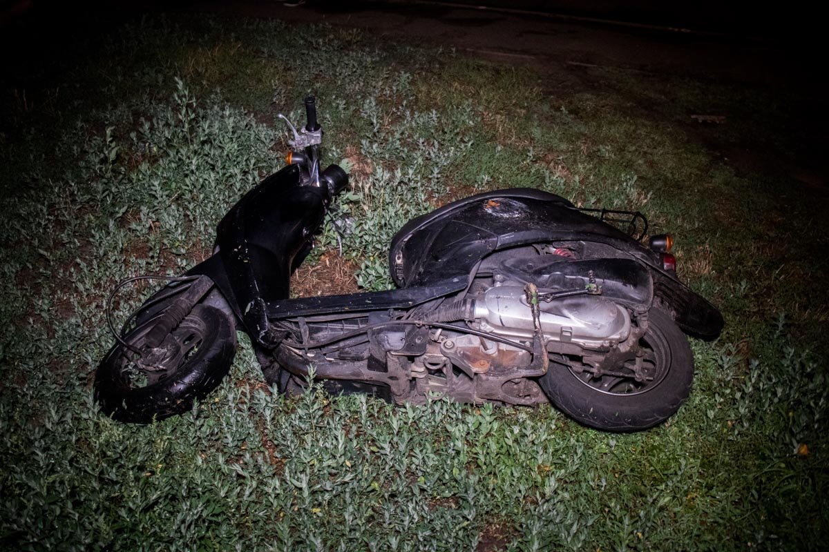 Молодые люди ехали втроем на мопеде по велодорожке 