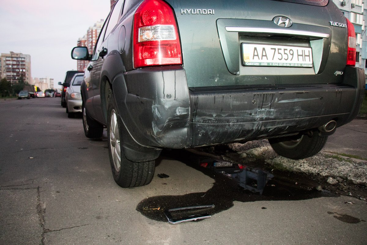 Hyundai Tucson был припаркован возле обочины