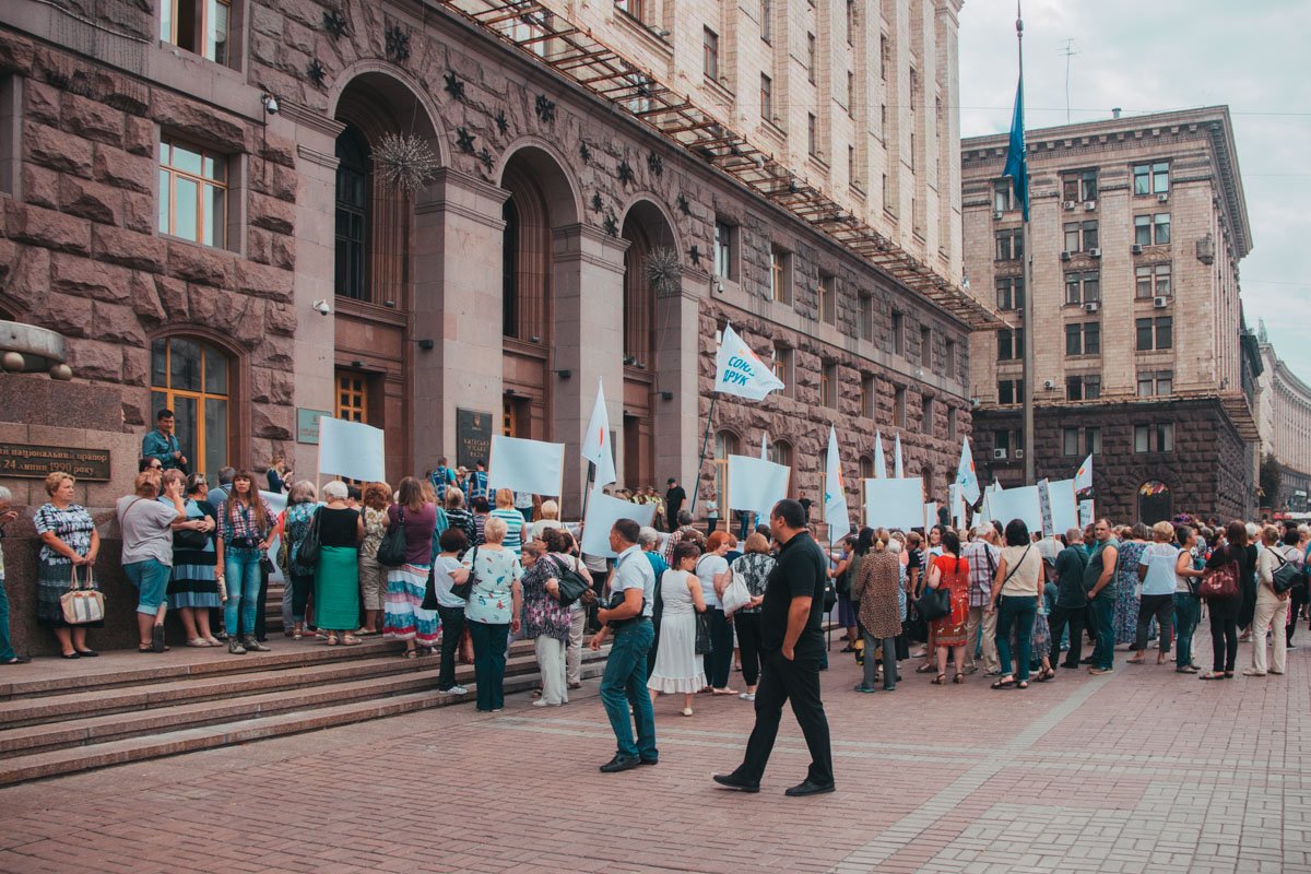 В день заседания Киевсовета под стены КГГА подтянулись митингующие