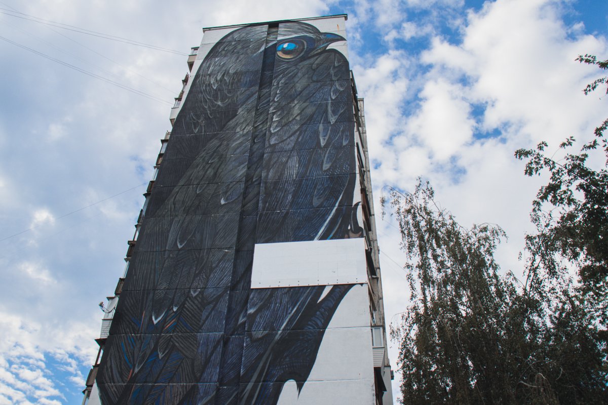 Мать девочек не раз жаловалась подруге, что из-за щелей между плитами, которые коммунальщики так и не удосужились заделать, в квартире постоянная сырость