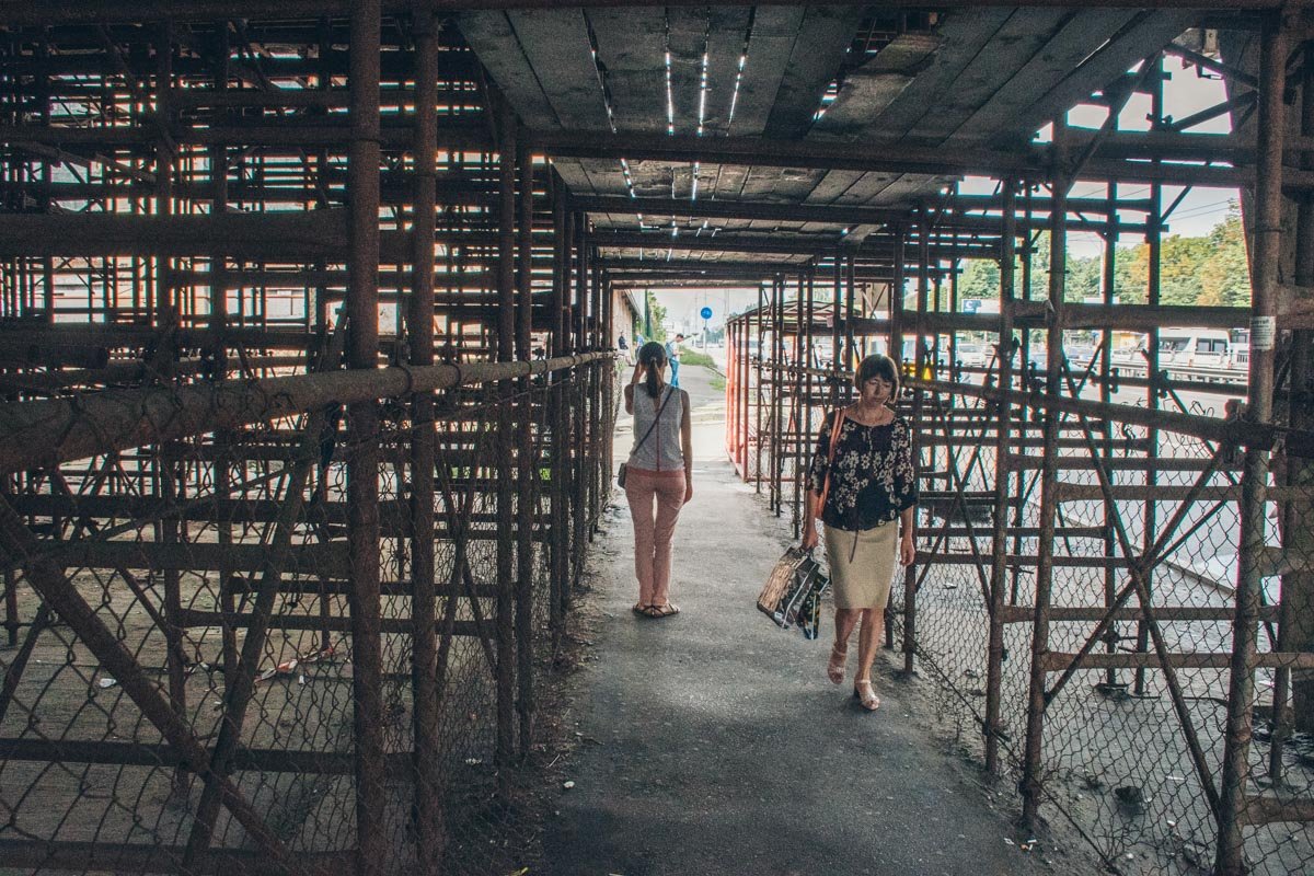 Люди каждый день ходят под аварийным мостом 