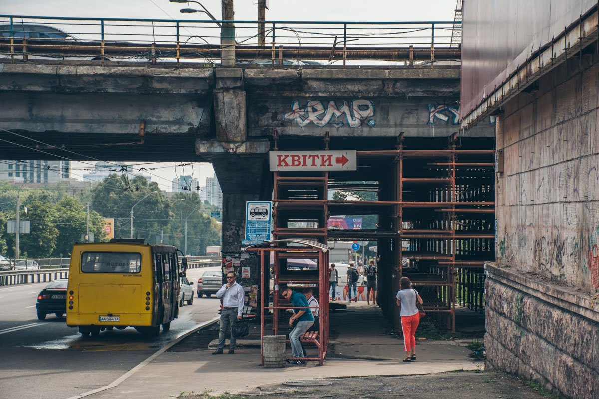 Под разрушающимся мостом расположена остановка общественного транспорта 