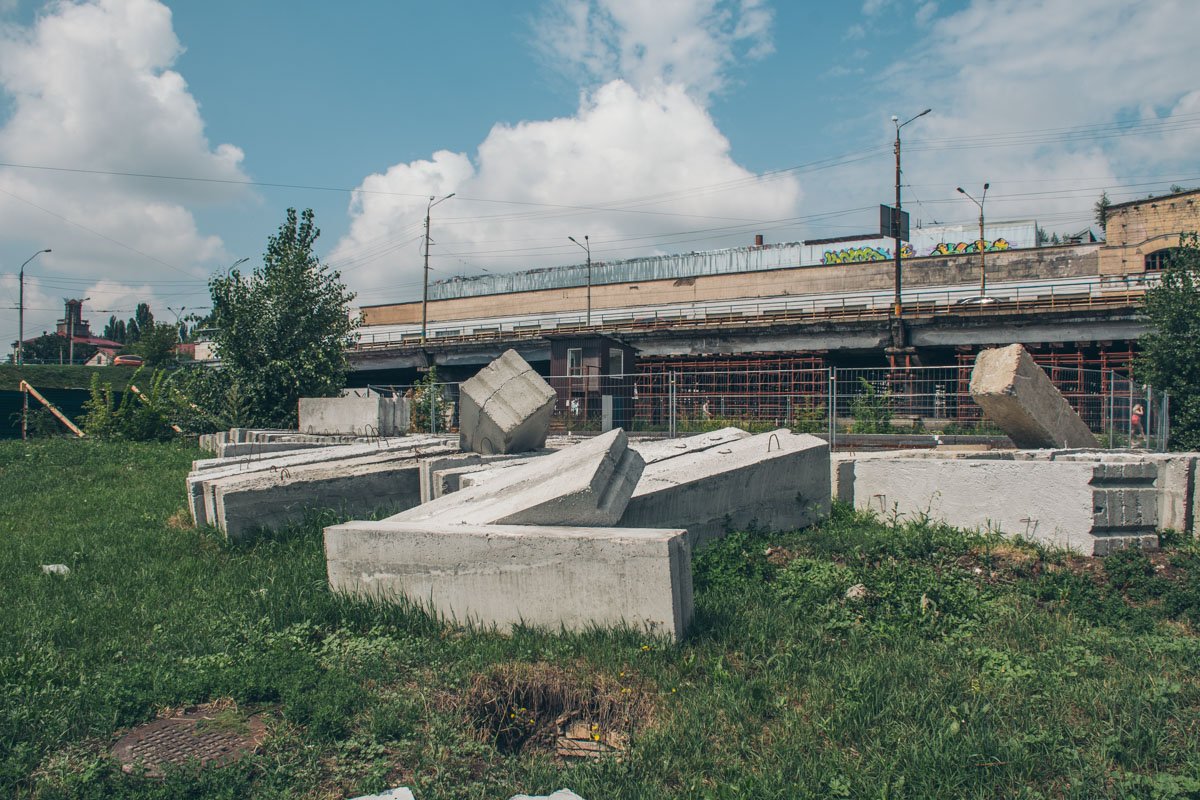 Около моста лежат бетонные блоки, но ремонт коммунальщики так и не могут начать уже два с половиной месяца 