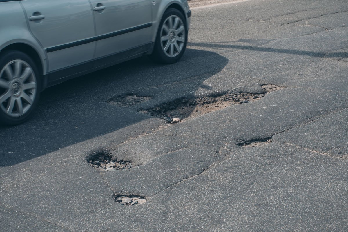 Асфальт на Шулявском мосту усеян ямами 